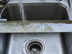 清洗油烟机的正确方法（调制清洗油烟机的水）