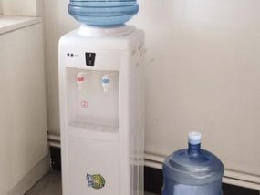 如何正确使用饮水机桶装水（轻松操作）