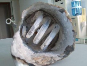 如何解决饮水机内部积水垢问题（清洁水垢）