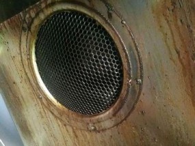 居家清洗油烟机油盒的细致方法（掌握关键步骤）