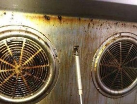 油烟机清洗技巧（轻松掌握的油路清洗方法）