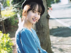 站着拍照如何看手机？屋内拍照姿势技巧是什么？