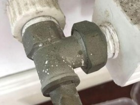 壁挂炉后滴水问题的解决方法（探索壁挂炉后滴水的原因与应对策略）