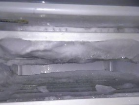 冰箱保温层出现积水是什么原因？如何解决？