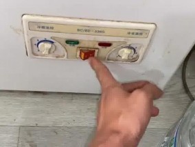 美菱冰箱显示FF的维修方法（解读美菱冰箱显示FF的意思及简易维修方法）