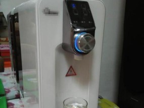 如何选择和安装家用净水器（从净水器类型到安装步骤）