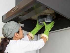 清洗油烟机内部油垢，让厨房更清新（有效方法帮您轻松解决油烟机油垢问题）