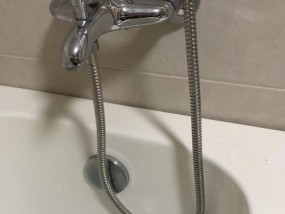 热水器喷头管破裂怎么修（教你简单修复热水器喷头管的方法）