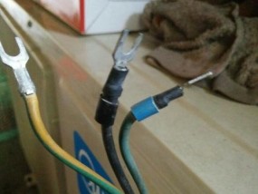 美的空调插电无反应灯不亮怎么办？