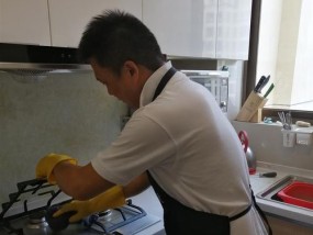 如何正确清洗油烟机（有效清除油污）