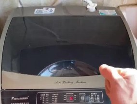 解决LG洗衣机PE故障的有效方法（LG洗衣机出现PE故障该怎么办）