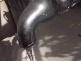 解决热水器下水管堵塞问题的有效方法（急救措施和预防措施让您远离困扰）