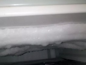 冰箱冷藏室结冰原因及修理方法（如何避免冰箱冷藏室结冰以及修理技巧）