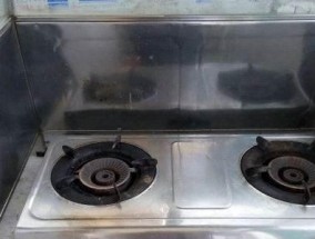 燃气灶老是烧红的原因及解决方法（燃气灶烧红的危害和调节方式）