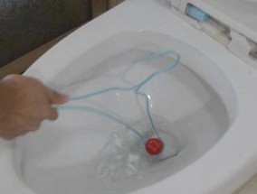 马桶堵塞通不了的原因及解决方法（解决马桶堵塞的关键步骤和注意事项）