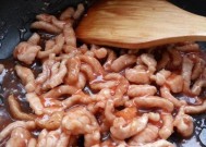 家庭版糖醋里脊的制作秘诀（轻松学会制作家常美食的必备技巧）