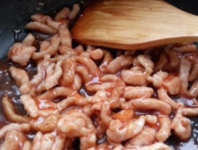 家庭版糖醋里脊的制作秘诀（轻松学会制作家常美食的必备技巧）