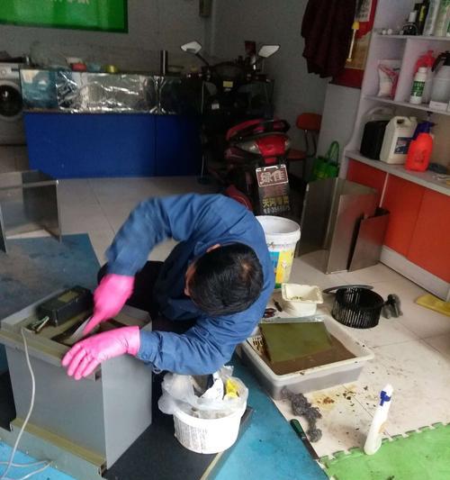 清洗油烟机的油是如何利用的（油烟机清洗油的用途及使用方法）  第3张