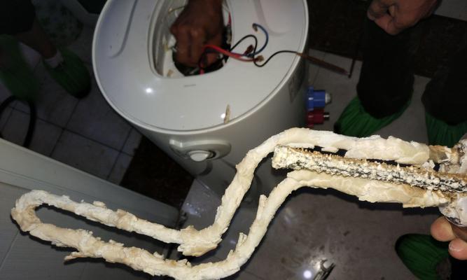 热水器上水管坏了怎么处理（故障原因分析及修复方法）  第1张