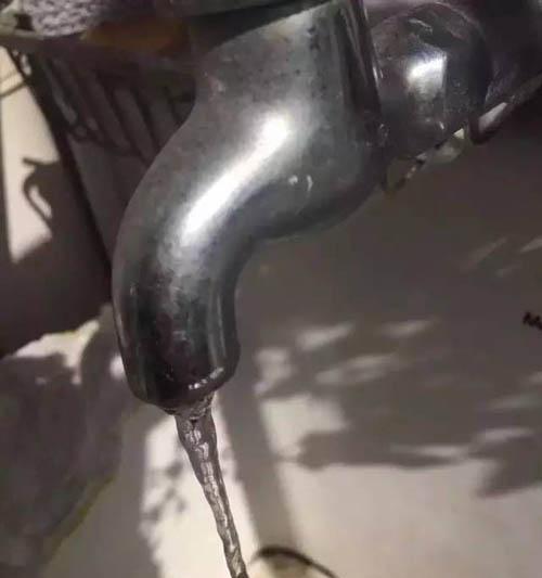 解决热水器下水管堵塞问题的有效方法（急救措施和预防措施让您远离困扰）  第1张