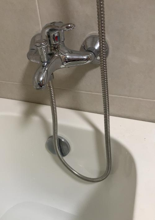 热水器喷头管破裂怎么修（教你简单修复热水器喷头管的方法）  第1张