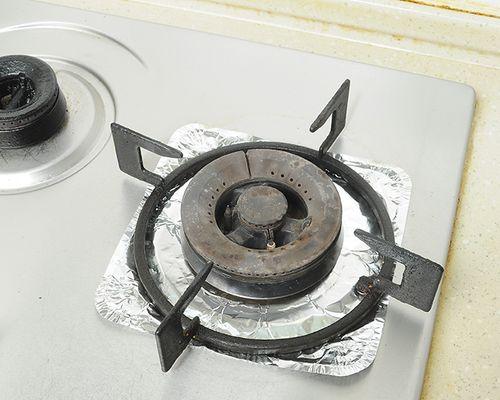 燃气灶炉盘清洗方法（轻松解决厨房难题）  第2张