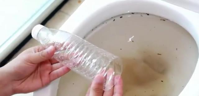 利用矿泉水瓶轻松疏通马桶堵塞（教你简单快捷解决马桶堵塞问题）  第3张