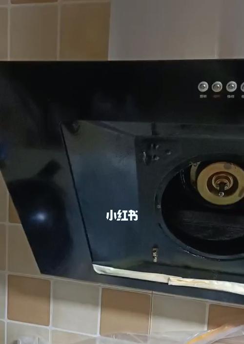如何彻底清洗油烟机下槽中的油垢（教你轻松解决油烟机下槽难清洗的问题）  第1张