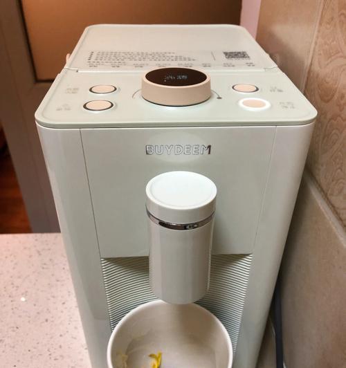 如何通过饮水机除胶味（有效去除饮水机中的胶味）  第1张