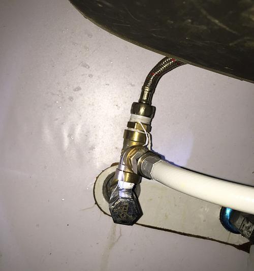 净水器出水口锁住的处理方法（解决净水器出水口锁住问题的有效方法）  第1张