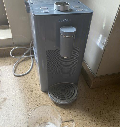 饮水机管子开裂的修理方法（解决饮水机管子开裂问题的简便方法）  第1张