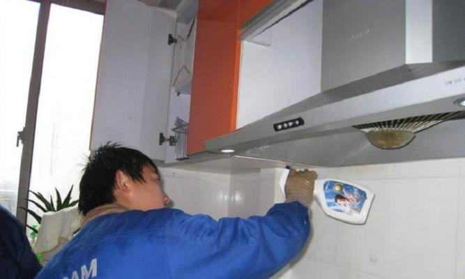 如何清洗非常老的油烟机（老式油烟机清洗技巧和注意事项）  第3张