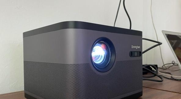 投影仪梯形修正技术及应用（解决图像投影中梯形失真问题的关键技术及应用案例）  第2张