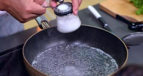 用白醋和鸡蛋清洗油烟机的神奇效果（简单）  第2张