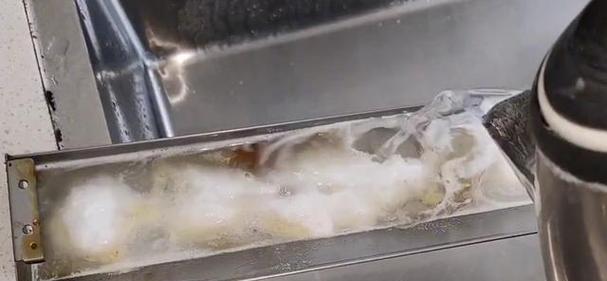用白醋和鸡蛋清洗油烟机的神奇效果（简单）  第1张