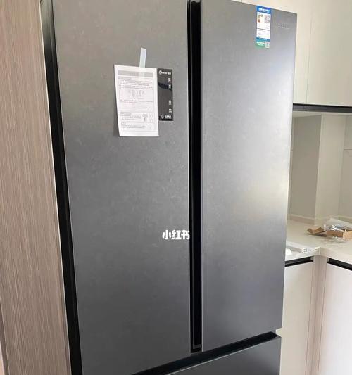 快速清理冰箱玻璃的妙招（清洁神器让冰箱玻璃恢复光洁如新）  第1张