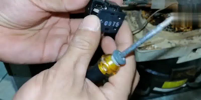 美菱冰箱显示FF的维修方法（解读美菱冰箱显示FF的意思及简易维修方法）  第2张