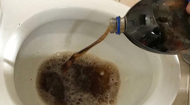 马桶发黄污渍去除小技巧（以箭牌马桶发黄怎么变白）  第3张