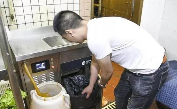 省钱技巧（轻松掌握油烟机清洗小技巧）  第2张