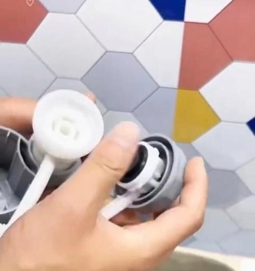 马桶上水阀漏水了怎么办？维修步骤和注意事项是什么？  第2张